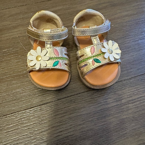 Sz 2 Gold Infant/Toddler Sandals with Floral Design - Picture 1 of 7